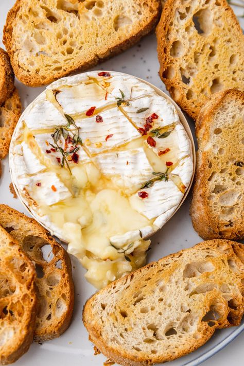 Baked Camembert Camembert Baked, Camembert Recipe, Baked Camembert Recipe, Fresh Cheese Recipe, Camembert Recipes, Cheese And Bread, Baked Camembert, Brie Recipes, Platter Ideas