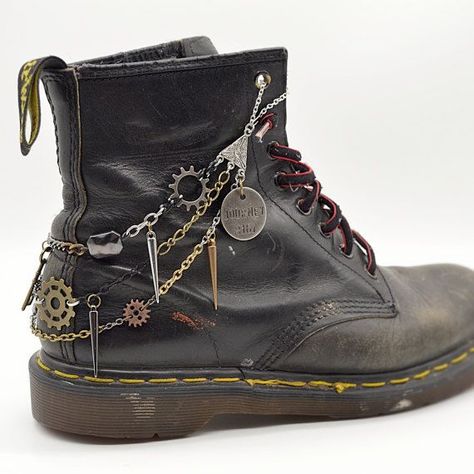 Goblin Punk, Adventure Clothes, Doctor Martens, Doc Martins Boots, Accessories Man, Men's Piercings, Doc Marten Boot, Mode Steampunk, Boot Chains