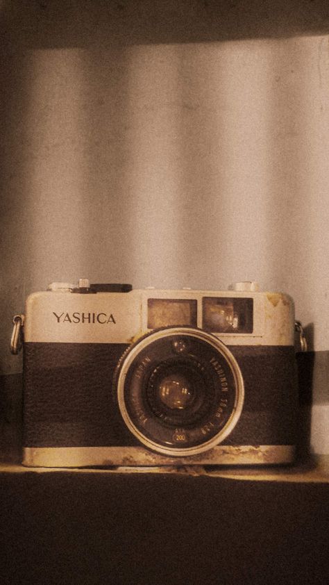 Yashica camera Brown Camera Aesthetic, Photograph Aesthetic Vintage, Old Cameras Vintage Aesthetic, Casette Aesthetic Vintage, Retro Brown Aesthetic, Vintage Camera Wallpaper, Photography Camera Aesthetic, Vintage Photography Aesthetic, Yashica Camera