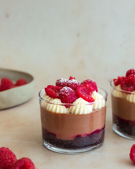 Raspberry & Chocolate Mousse Cups Chocolate Raspberry Souffle, Christmas Mousse Cups, Mini Mousse Cups, Dessert In Cup, Raspberry Chocolate Desserts, Christmas Mousse Cake, Raspberry Mousse Recipe, Chocolate Raspberry Dessert, Raspberry Pudding