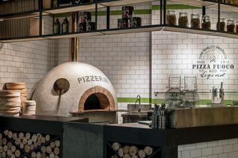 Woodfire Pizza Oven Restaurant, Small Pizza Restaurant Design, Pizza Counter Design, Pizza Parlor Interior, Pizza Bar Design, Pizza Kitchen Design, Small Pizzeria Design Interior, Pizzeria Design Interior, Pizza Restaurant Design Interior