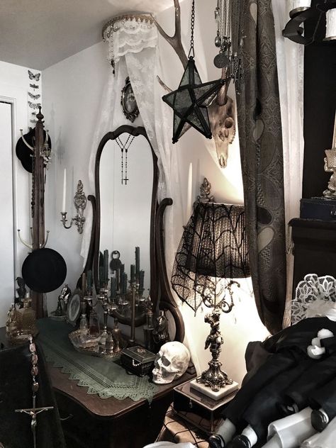 Gothic Farmhouse, Goth Houses, Gothic Decor Bedroom, Goth Bedroom, Gothic Room, Witch Room, Gothic Bedroom, Dark Home Decor, Goth Home