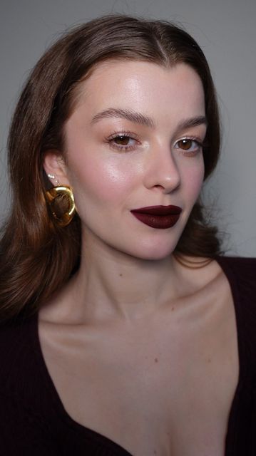 Plum Lipstick Makeup Look, Red Wine Makeup Look, Burgundy Lip Makeup, Restoration Makeup, Wine Lipstick Makeup, French Red Lip, Christmas Party Makeup Classy, Brown Lips Makeup, Burgundy Lips Makeup