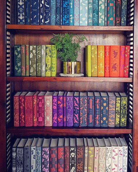 Bron - a book dragon 📚🐉 on Instagram: “Sunday shelfie! I've been waiting to share this shelfie since my last clothbound arrived on Friday! 😍📚 Now my collection is complete…” Beautiful Book Covers, Trondheim, My Books, World Of Books, Book Dragon, Home Library, Book Nooks, I Love Books, My New Room