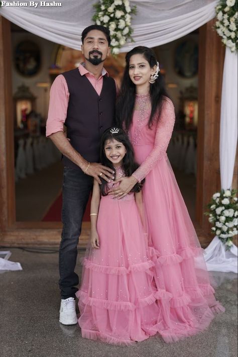 Family Matching Dresses Designing Ideas family matching outfits design idea Indian in Pakistan Actor Mommy Daughter Dresses For Birthday, Matching Dress For Family, Mommy Daughter Dresses, Mom Daughter Matching Dresses, Actor Fashion, Couples Pic, Couple Clothing, Mom Daughter Outfits, Kids Party Wear Dresses