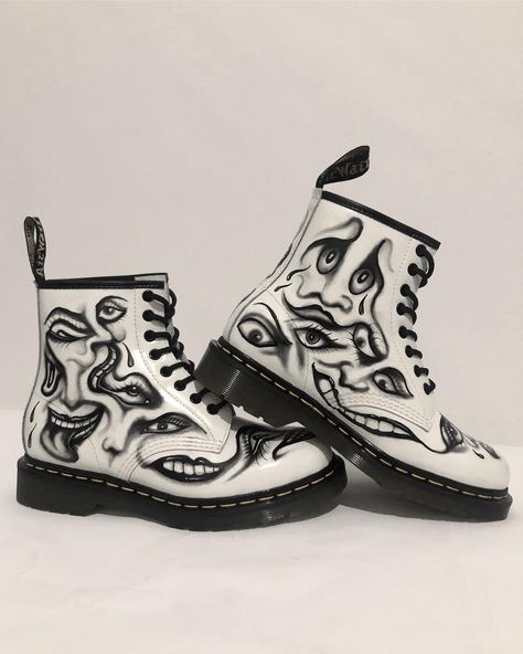 Hand Painted Doc Martens, Painting On Boots, Painted Boots Diy, Painted Combat Boots, Painted Doc Martens, Painted Leather Boots, Hand Painted Boots, Shoe Customization, Clothing Painting