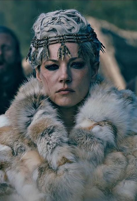 lagertha Viking Fashion, Vikings Lagertha, Fantasy Short Stories, Fur Costume, Vikings Season, Katheryn Winnick, Vikings Tv, The Last Kingdom, Shield Maiden