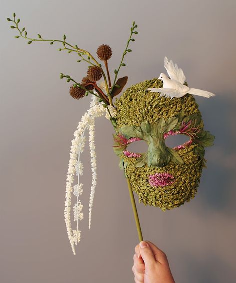 DIY nature mask Bhg Halloween, Nature Mask, Diy Halloween Masks, Diy Nature, Mascaras Halloween, Halloween Craft Projects, Mask Pictures, Masked Ball, Diy Halloween Costume