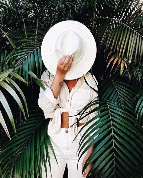 Fashion Fotografie, A Well Traveled Woman, White Summer Outfits, Travel Photography Inspiration, Fashion Photography Inspiration, Instagram Look, Shoot Inspiration, Cool Street Fashion, Photoshoot Inspiration