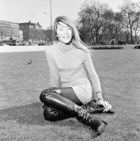 Françoise Hardy relaxes in the spring sunshine, Hyde Park, London, Sunday 14th April 1968. Photos by Edward Dean Most Expensive Dress, Hyde Park London, Spring Sunshine, Francoise Hardy, French Girl Style, Gogo Boots, Vintage Boots, Hyde Park, 60s Fashion