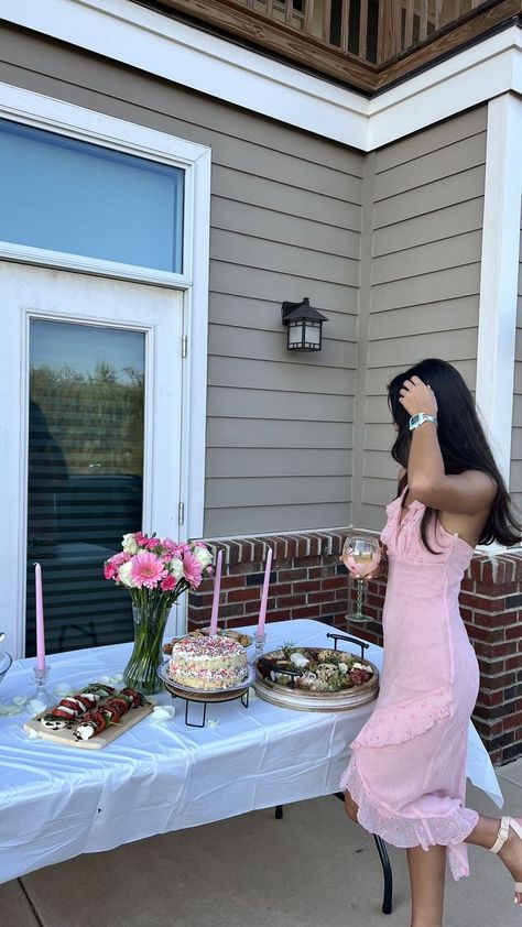 Pink Aesthetic Birthday Cake, Cake Birthday Photoshoot, Pink Aesthetic Birthday, Photoshoot Ideas Birthday, Birthday Dinner Ideas, Dinner Party Aesthetic, Aesthetic Birthday Cake, Birthday Outfit Pink, Birthday Garden Party