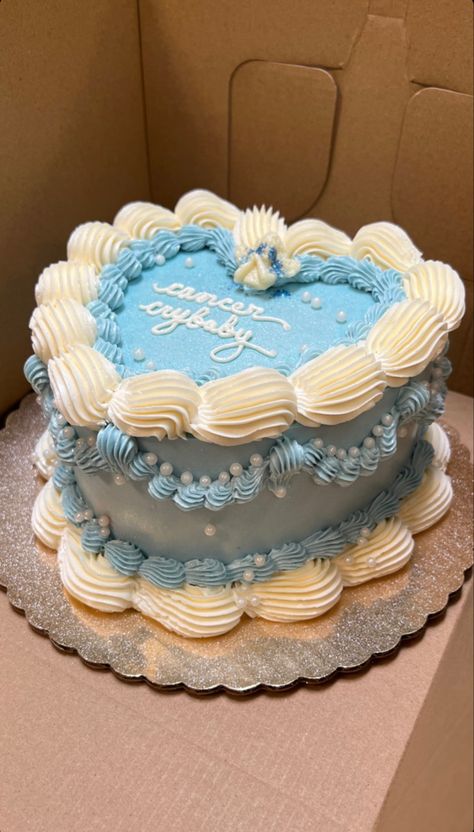 Essen, Heart Cake Blue And White, Heart Shaped 18th Birthday Cake, Cute Heart Cake Blue, Pretty Blue Birthday Cakes, Birthday Cake Ideas Aesthetic Blue, Blue Heart Birthday Cake, Baby Blue Heart Cake, Heart Shaped Birthday Cake Aesthetic