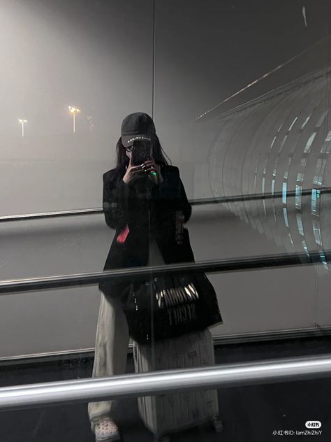 Airport Aesthetic, Airport Fits, Travel Pictures Poses, Rich Girl Lifestyle, Film Posters Vintage, Feeling Pictures, Diy Fashion Hacks, Stylish Photo Pose, Photography Camera