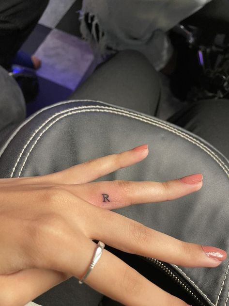 Cute Finger Tattoos For Couples, Finger Tattoos With Initials, Small Tattoos For Wife, Tattoos For Your Partner, Matching Tattoos For Couple, Small Ring Finger Tattoo, Small Tattoo For Couples, Initial Hand Tattoo, Initial Tattoo On Ring Finger