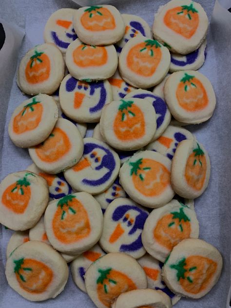 Pillsbury Halloween Cookies, Spooky Cookies, Pillsbury Cookies, Pillsbury Sugar Cookies, Romantic Dinner Decoration, Halloween Sleepover, Halloween Sugar Cookies, Ghost Cookies, Sugar Pumpkin