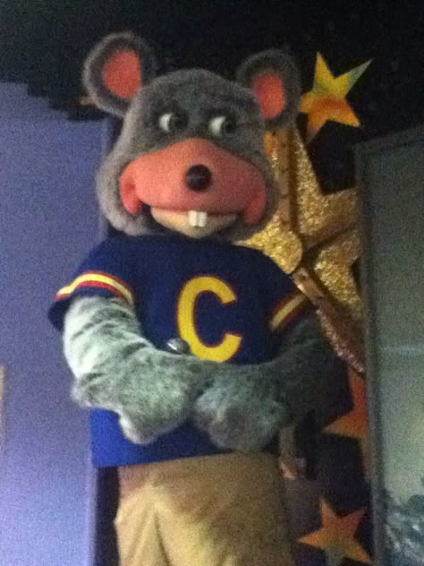 Chuck E Cheese Creepy Chuck E Cheese, Scary Chuck E Cheese, Chuck E Cheese Old Animatronics, Chucky Cheese Creepy, Chuck E Cheese Creepy, Chucky Cheese Aesthetic, Chucky Cheese Animatronics, Old Chuck E Cheese, Chuck E Cheese Aesthetic