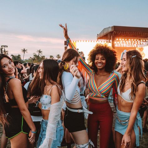 Ellie Thumann Coachella, Emma Chamberlain Summer, Coachella 2020, Ellie Thumann, Hannah Meloche, Summer Mckeen, Friendship Pics, Plain Girl, Summer Festival Outfit