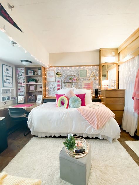 Preppy Room Ideas Big Room, Big Dorm Room Ideas, Asthetic College Dorms, Texas Tech Dorm Room, Dream Dorm Room, College Room Decor, Cool Dorm Rooms, College Dorm Room Decor, Dorm Room Designs