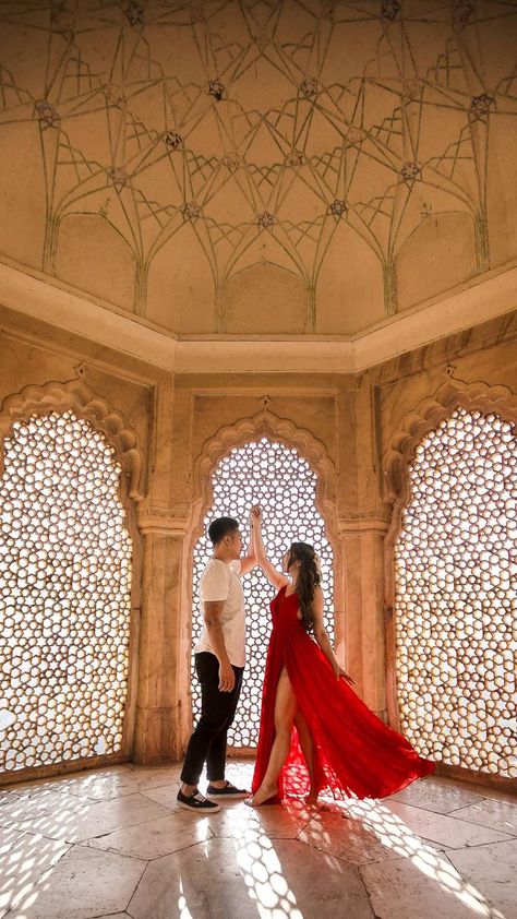 Outdoor Wedding Photoshoot, Punjabi Wedding Couple, Best Indian Wedding Dresses, Pre Wedding Photoshoot Props, Amer Fort, Indian Wedding Poses, Pre Wedding Photoshoot Outfit, Pre Wedding Videos, Photoshoot Outdoor