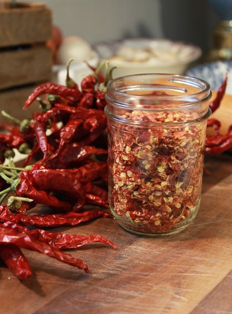 Homemade Red Pepper Flakes | Dehydrating Cayenne Peppers | Air Drying Cayenne Pepper Recipes, Preserving Peppers, Flake Recipes, Harvesting Garlic, Pressure Canning Recipes, Paprika Pepper, Dried Chili Peppers, Dehydrated Vegetables, Vegetable Shop