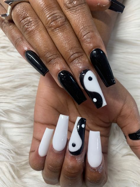 Short Nail Designs Tomboy, Yang Yang Nails, Nails For Tomboys, Skater Nail Ideas, Purple Yin Yang Nails, Nails Inspiration Black And White, Old Nail Designs, Yin Yang Nail Art, Yin And Yang Nails