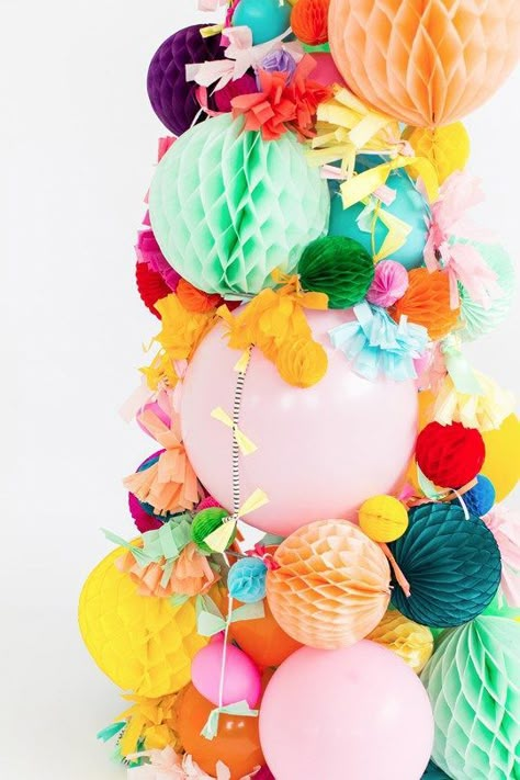 DIY pom pom christmas tree | sugarandcloth.com Pom Pom Christmas Tree, Balloons And Streamers, Pom Pom Christmas, Christmas Tree Idea, Fancy Christmas, Diy Pom Pom, Diy Event, Party Box, Easter Crafts For Kids