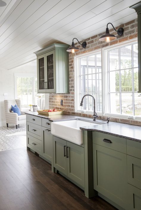 Green Kitchens, Diy Kitchen Renovation, Cottage Kitchens, Classic Kitchen, Green Cabinets, Kitchen Farmhouse, Kitchen Redo, Cottage Kitchen, Unique Homes