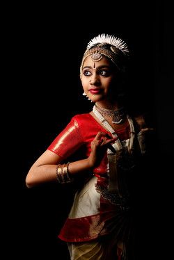 Bharatanatyam Costume, Bharatanatyam Dancer, Red Dance, Indian Classical Dancer, Body Painting Festival, Bharatanatyam Poses, Dance Of India, Dance Background, Umbrella Photography