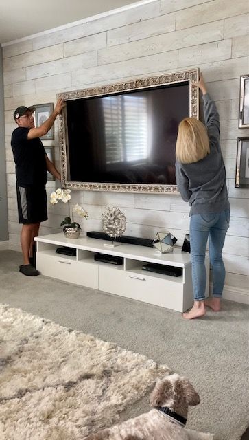 Beautiful DIY Ornate TV Frame - Designs by Jeana Frame Around Tv, Cornice Tv, Picture Frame Tv, Decor Around Tv, Tv Mounted, Custom Framed Art, Hidden Tv, Tv Covers, Rack Tv