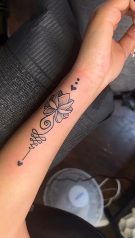 Flower Side Arm Tattoo, Cute Wrist Tattoos Black Women, Cute Arm Tattoo, Unique Forearm Tattoos For Women, Cute Forearm Tattoos For Women, Tattoos For Black Girls Idea, Baddie Forearm Tattoos, Small Forearm Tattoos For Women, Rib Tattoos For Women Unique