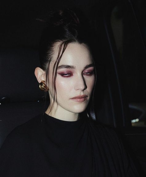 Victoria Pedretti Red Carpet, Victoria Pedretti Photoshoot, Victoria Pedretti Aesthetic, Victoria Pedretti, Roses For Her, Pink Eyeshadow, Look Alike, Maquillaje De Ojos, Pretty Woman