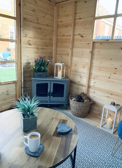 Outdoor Shed Interior Ideas, Shed Fireplace, Wooden Summer House Interior, Interior Summer House Ideas, Summer House Interior Design, Garden Summer House Ideas Interior, Cosy Summer House Interior, Garden Room Decor Ideas, Summerhouse Interiors Ideas Inspiration