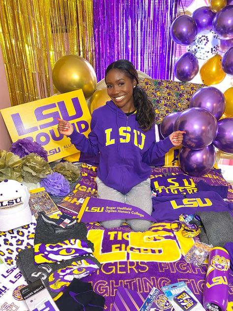 Decision Day Photoshoot Lsu, Lsu Decision Day, Bed Party College Lsu, Lsu College Bed Party, Lsu Grad Party, Lsu Pictures, Lsu Graduation Party, College Reveal Photoshoot, College Acceptance Photoshoot