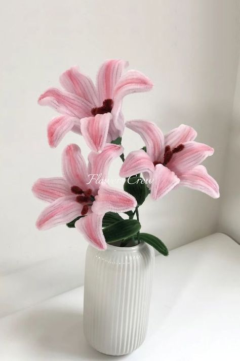 Pink lily flowers for table flower centerpiece, handmade lilies for home decor, event decor Paper Flower Projects, Lily Centerpieces, Flower Projects, Clean Flowers, Piping Flowers, Napkin Rings Diy, Pipe Cleaner Flowers, Make Paper Flowers, Fleurs Diy