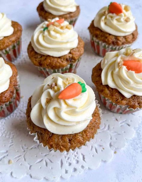 Carrot Cake Cupcakes Carrot Cake Topping, Carrot Cake Decoration, Fluffy Cream Cheese Frosting, Carrot Cakes, Mini Carrots, Cake Mini, Lemon Bundt Cake, Carrot Cake Cupcakes, Carrot Cupcakes