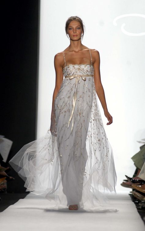 Oscar De La Renta Spring 2005 - The Cut 2005 Runway Fashion, 2011 Dresses, Global Interior Design, Dress Coquette, Daria Werbowy, Travel Humor Quotes, Runway Gowns, Haute Couture Gowns, Runway Fashion Couture