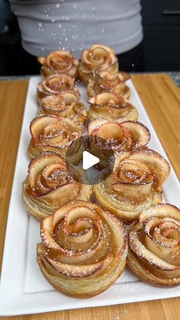 Flower Desserts, Apple Puff Pastry, Puff Pastry Desserts, Easy Puff Pastry, Apple Flowers, Individual Desserts, Apple Roses, Easy Food Art, Desserts For A Crowd