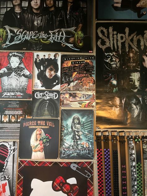 Heavy Metal Room Decor, Punk Apartment, Metalhead Room, Rockstar Room, Emo Room Ideas, Punk Home Decor, Emo Bedroom, Emo Decor, Punk Bedroom