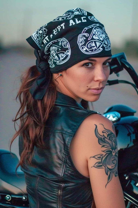 Woman with a casual bandana ponytail, ideal for bikers. Motorcycle Hairstyles For Women Bandana, Biker Hairstyles Women Bandana, Biker Chick Hairstyles, Biker Hair, Biker Hairstyles Women, Motorcycle Hairstyles For Women, High Curly Ponytail, Motorcycle Hairstyles, Biker Bandanas