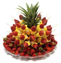 Beautiful ways to arrange fruit for parties! From itswrittenonthewalls.blogspot.com Fruit Kabobs Display, Fruits Decoration, Fruit Creations, Fresh Fruit Recipes, Decorações Com Comidas, Fruit Skewers, Fruit Displays, Fruit Kabobs, Fruit Display