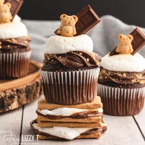 Teddy Bear Baby Shower Theme, Bear Baby Shower Cake, Smores Dessert, Smores Cupcakes, Bear Baby Shower Theme, Bear Cupcakes, Idee Babyshower, Camping Birthday Party, Baby Shower Treats