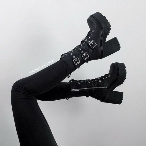 Gothic Mode, Look Grunge, Goth Shoes, Goth Boots, Gothic Shoes, Grunge Look, Aesthetic Shoes, Grunge Goth