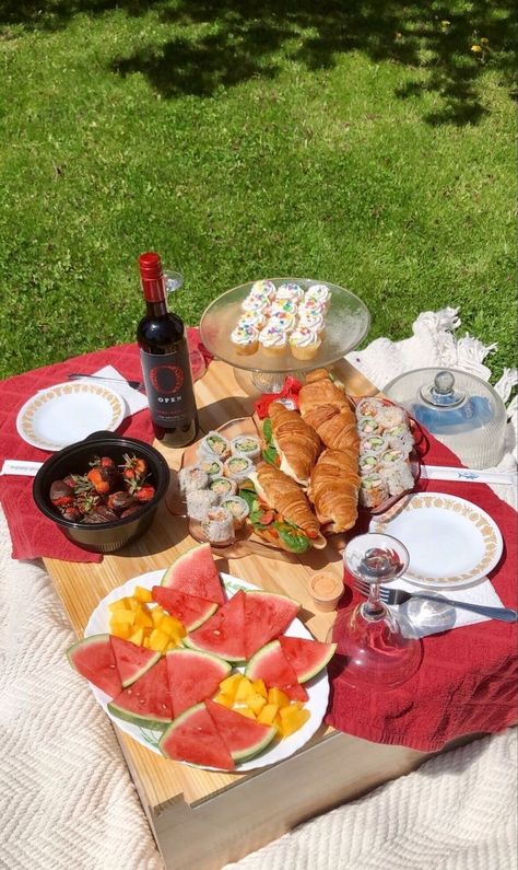 Aesthetic Sandwich, Charcuterie Food, Fruit Sushi, Healthy Picnic, Picnic Date Food, Picnic Sandwiches, Picnic Snacks, Birthday Aesthetic, Picnic Inspiration