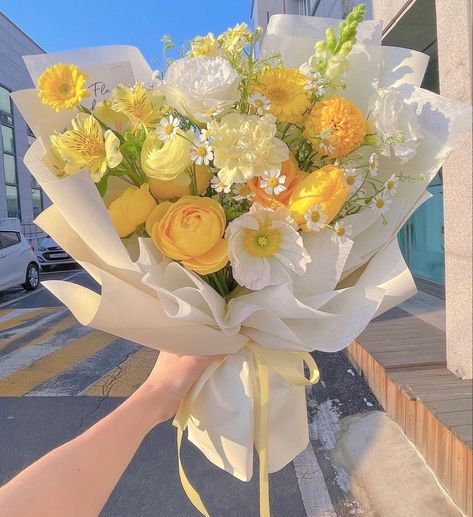 Yellow Flowers Bouquet, Yellow Rose Bouquet, Pretty Flowers Pictures, Flower Boquet, Luxury Flower Bouquets, Yellow Bouquets, Prettiest Bouquet, Boquette Flowers, Flowers Bouquet Gift