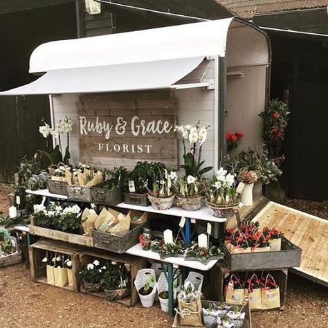 Just how lovely is this pop-up shop by @rubyandgraceflorist? It's a converted 1960s horse trailer! | #underthefloralspell #floralpopupshop Craft Show Trailer, Flower Shop Interiors, Flower Shop Design, Fabric Awning, Flower Truck, Flower Business, Flower Cart, Flower Bar, Florist Shop