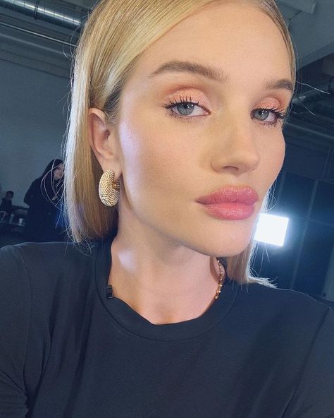 Rosie Huntington-Whiteley Summer Night Out Makeup: Rosie wearing coral eyeshadow and pink lipstick Rosie Huntington Whiteley Makeup, Coral Eyeshadow, Pink Lipstick Makeup, Rosie Huntington Whiteley Style, Rosie Hw, Peach Lipstick, Natural Lipstick, Favorite Makeup Products, Models Makeup