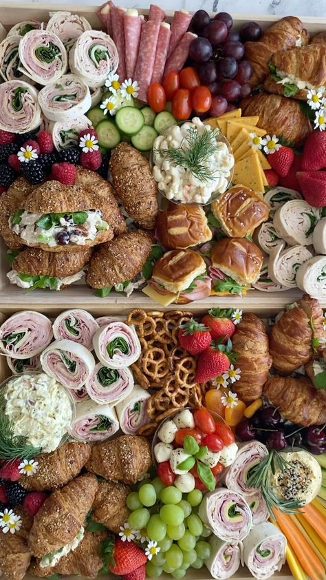 Charcuterie With Sandwiches, Charcuterie Board With Sandwiches, Lunch Spread For Guests, Baby Shower Lunch Food, Kampers Kitchen, Charcuterie Sandwich, Sandwich Charcuterie Board, Wedding Sandwiches, Brunch Boards