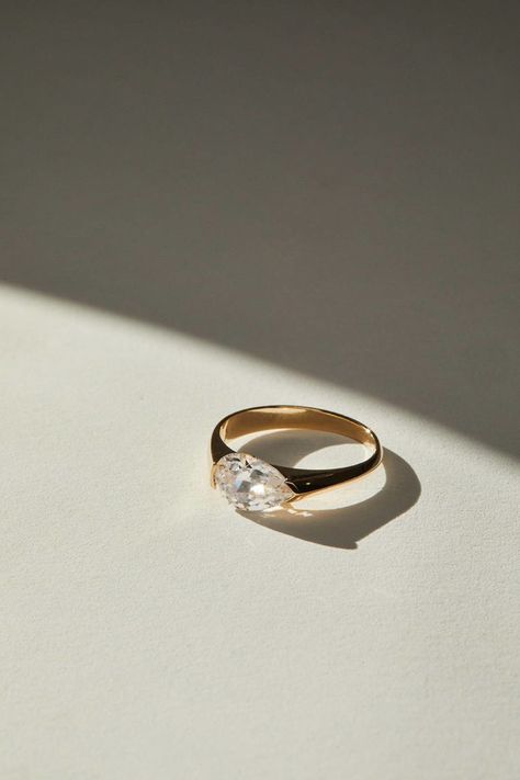 Australian Engagement Ring Shopping Guide - Style Guide The Lane Vintage Engagement Rings Georgian, Inlaid Diamond Engagement Ring, Design Your Own Wedding Ring, Casual Wedding Rings, Perfect Engagement Ring Gold, Adjustable Engagement Ring, Low Set Wedding Rings, Clear Engagement Ring, Sarah And Sebastian Engagement Ring