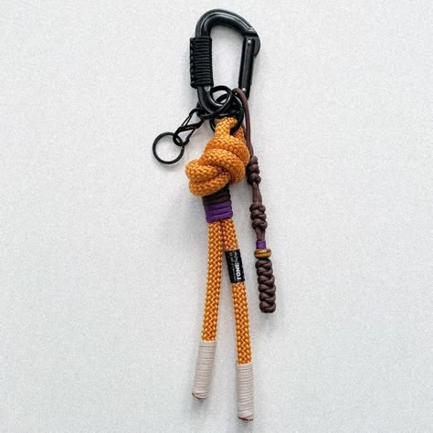 Paracord Projects Diy, Paracord Crafts, Carabiner Keychain, Paracord Knots, Rope Crafts Diy, Paracord Projects, Rope Crafts, Dope Jewelry, Edc Gear