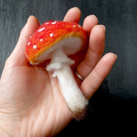 Mushroom Brooch, Felt Mushroom, Needle Felting Diy, Needle Felted Christmas, Needle Felting Tutorials, Needle Felting Projects, Felting Tutorials, Felt Brooch, Christmas Pudding